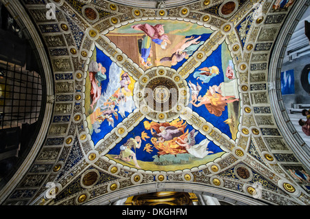 Fresken von Raffaello Sanzio in der Decke des Raums von heliodor - Vatikanische Museen - Rom, Italien Stockfoto