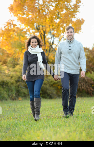 Lächelnde Paare, die im Herbst Stockfoto