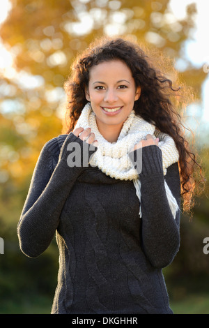 Lächelnde junge Frau im Herbst, Porträt Stockfoto