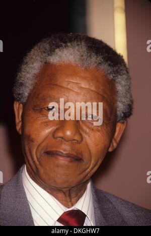 Datei-PICS: NELSON ROLIHLAHLA MANDELA (18. Juli 1918 - 5. Dezember 2013), 95, Weltruf zivilen Rechte Aktivist und weltweit führend. Mandela entstanden aus dem Gefängnis zu den ersten schwarzen Präsidenten Südafrikas im Jahr 1994. Als Symbol der Friedensstiftung gewann er den Friedens-Nobelpreis 1993. 1942 kam seine Länder Anti-Apartheid-Bewegung in seinen 20ern und dann der ANC (African National Congress). Für die nächsten 20 Jahre leitete er, dass eine Kampagne des friedlichen, gewaltfreien Widerstands gegen die südafrikanische Regierung und seine rassistische Politik und für seine Bemühungen seit 27 Jahren inhaftiert war. Stockfoto