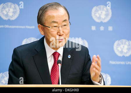 New York, USA. 5. Dezember 2013. UN-Generalsekretär Ban Ki-Moon spricht während einer Pressekonferenz auf dem Tod von Nelson Mandela, im UN-Hauptquartier in New York, am 5. Dezember 2013. UN-Generalsekretär Ban Ki-Moon Donnerstag trauerten die Weitergabe des ehemaligen südafrikanischen Präsidenten Nelson Mandela und gab seine "tiefste Anteilnahme" an die Familie von Mandela und die Menschen in Südafrika und Afrika als Ganzes. Bildnachweis: UN Photo/Mark Garten/Xinhua/Alamy Live-Nachrichten Stockfoto