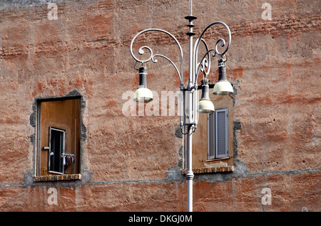 Fassade eines alten Gebäudes in der Via dei Fori Imperiali - Rom, Italien Stockfoto