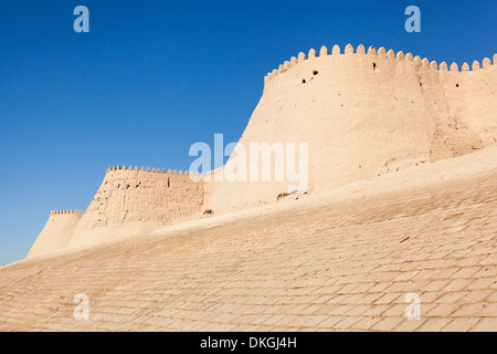 Außenwand des Ichan Kala, in der Nähe von Tosh Darvoza Südtor, Chiwa, Usbekistan Stockfoto