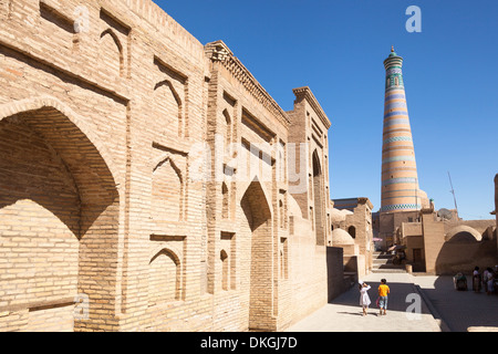 Pehlivan Mahmud Mausoleum auf links und Islam Glaubensgemeinschaft Minarett, Ichan Kala, Chiwa, Usbekistan Stockfoto