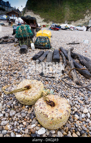 Trawler Fischernetze und Ausrüstung machte sich auf den steinigen Strand von Bier, Devon, England, Vereinigtes Königreich Stockfoto