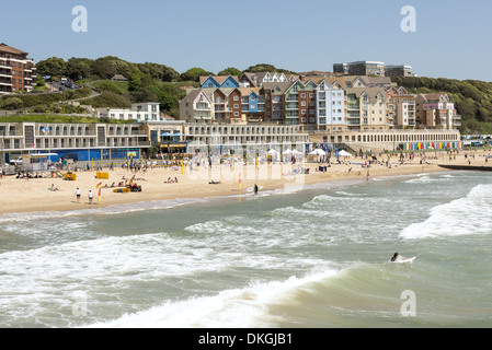 Die Aussicht vom Boscombe Pier gegenüber der Strandpromenade und der Strand. Dorset, England, Vereinigtes Königreich Stockfoto