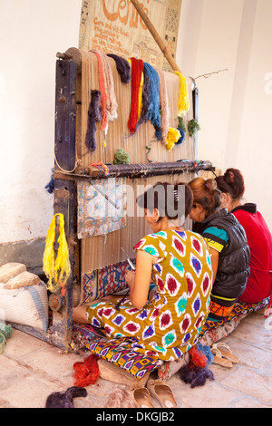 Frauen beim Weben einen Suzani Textilien, Chiwa, Usbekistan Stockfoto