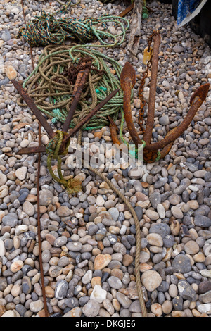 Am Kieselstrand UK, zwei rostigen Anker für kleine Fischerboote. Stockfoto