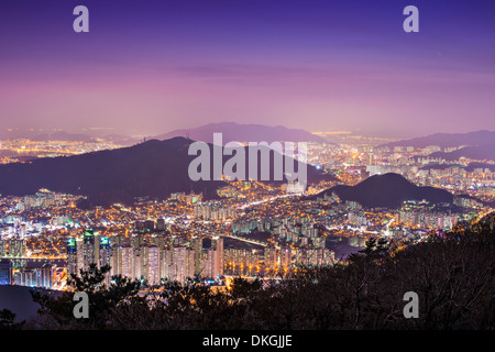Hochhäuser und Berge in Busan, Südkorea. Stockfoto