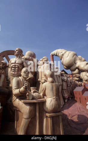 Großbritannien, Birmingham, Centenary Square, der "vorwärts-Statue" von Raymond Mason. Stockfoto