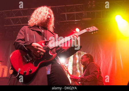 Inverness, Schottland. 5. Dezember 2013.  Die Tote Gänseblümchen durchführen unterstützt Black StarRider (Inverness, Großbritannien) Credit: Thomas Bisset/Alamy Live News Stockfoto