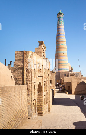 Pehlivan Mahmud Mausoleum auf links und Islam Glaubensgemeinschaft Minarett, Ichan Kala, Chiwa, Usbekistan Stockfoto