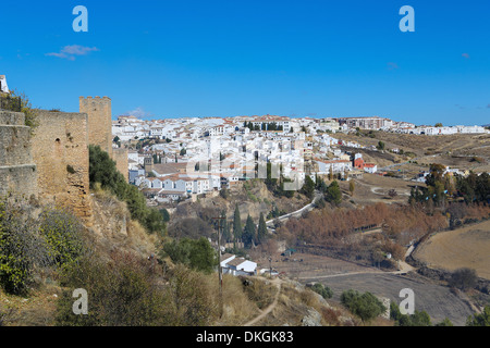 Blick auf die alten weißen Häuser von Ronda, Spanien Stockfoto