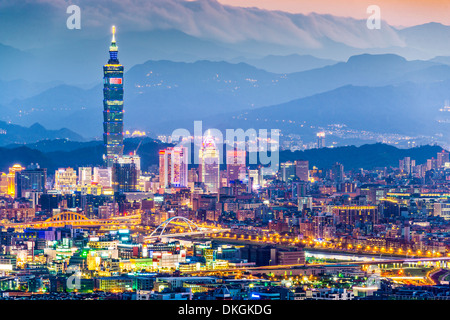 Moderne Bürogebäude in Taipei, Taiwan in der Abenddämmerung. Stockfoto