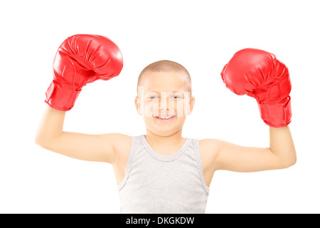 Glückliches Kind mit roten Boxen Handschuhe gestikulieren triumph Stockfoto