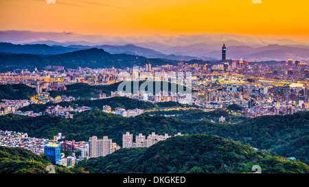 Moderne Bürogebäude in Taipei, Taiwan in der Abenddämmerung. Stockfoto