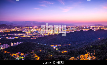 Moderne Bürogebäude in Taipei, Taiwan in der Abenddämmerung. Stockfoto