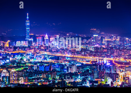 Moderne Bürogebäude in Taipei, Taiwan in der Nacht Stockfoto