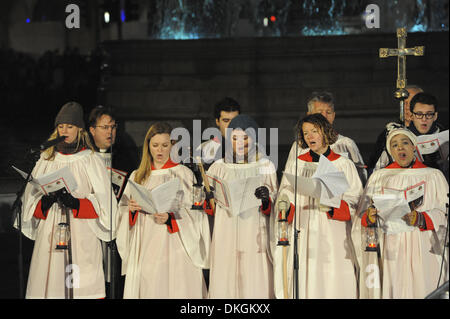 London, UK. 5. Dezember 2013. Der Chor der St. Martin-in-the-Fields singen am Trafalgar Square Weihnachtsbaum Beleuchtungszeremonie. Bildnachweis: Michael Preston/Alamy Live-Nachrichten Stockfoto