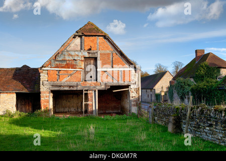 Baufälligen Hälfte abgewalmt Warwickshire Scheune, England. Stockfoto