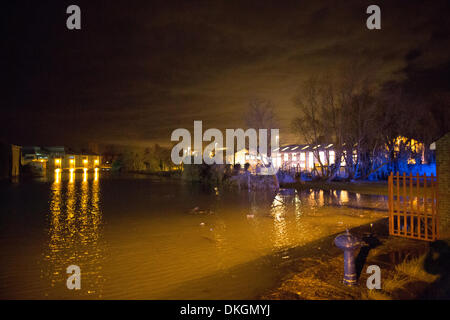 Faversham, Kent, UK, 6. Dezember 2013. Eine Flutwelle, gepaart mit einer Flut verursacht umfangreiche Überschwemmungen in den frühen Stunden des Morgens in Faversham. Bildnachweis: Christopher Briggs/Alamy Live-Nachrichten Stockfoto