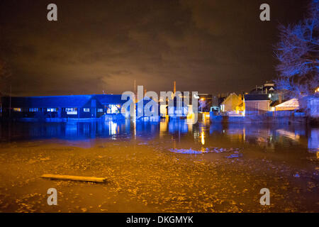 Faversham, Kent, UK, 6. Dezember 2013. Eine Flutwelle, gepaart mit einer Flut verursacht umfangreiche Überschwemmungen in den frühen Stunden des Morgens in Faversham. Bildnachweis: Christopher Briggs/Alamy Live-Nachrichten Stockfoto