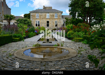 Die Dillon Garten Dublin Irland Teich Kanal Wasser Feature mehrjährige Grenze kontrastreiche Farbkombination Gartenpflanze Blume Stockfoto