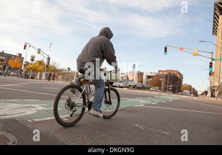 Fahrradfahrer nutzen die lackierten Fahrradwege auf Straßen in Boston, Massachusetts, USA. Stockfoto