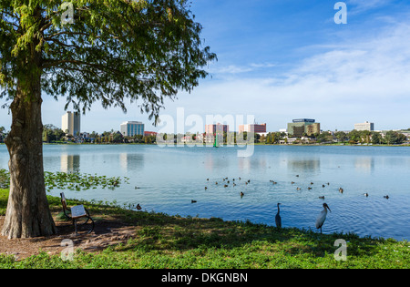 Blick über See Morton in Richtung der historischen Innenstadt, Lakeland, Polk County, Zentral-Florida, USA Stockfoto