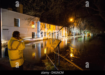 Faversham, Kent, UK, 6. Dezember 2013. Eine Flutwelle, gepaart mit einer Flut verursacht umfangreiche Überschwemmungen in den frühen Stunden des Morgens in Faversham. Bildnachweis: Christopher Briggs/Alamy Live-Nachrichten Stockfoto