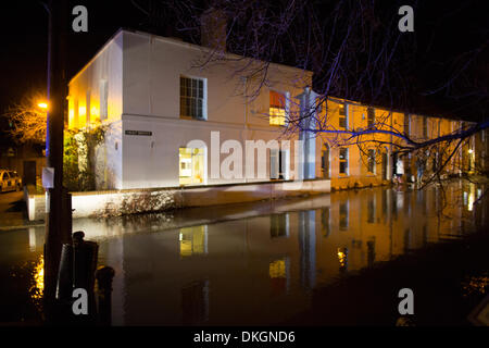 Faversham, Kent, UK, 6. Dezember 2013. Eine Flutwelle, gepaart mit einer Flut verursacht umfangreiche Überschwemmungen in den frühen Stunden des Morgens in Faversham. Bildnachweis: Christopher Briggs/Alamy Live-Nachrichten Stockfoto