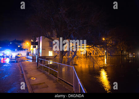 Faversham, Kent, UK, 6. Dezember 2013. Eine Flutwelle, gepaart mit einer Flut verursacht umfangreiche Überschwemmungen in den frühen Stunden des Morgens in Faversham. Bildnachweis: Christopher Briggs/Alamy Live-Nachrichten Stockfoto