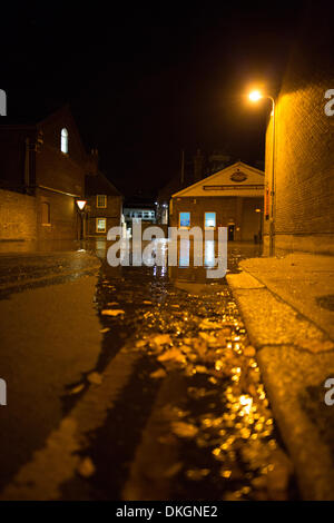 Faversham, Kent, UK, 6. Dezember 2013. Eine Flutwelle, gepaart mit einer Flut verursacht umfangreiche Überschwemmungen in den frühen Stunden des Morgens in Faversham. Bildnachweis: Christopher Briggs/Alamy Live-Nachrichten Stockfoto