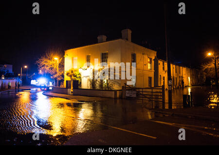 Faversham, Kent, UK, 6. Dezember 2013. Eine Flutwelle, gepaart mit einer Flut verursacht umfangreiche Überschwemmungen in den frühen Stunden des Morgens in Faversham. Bildnachweis: Christopher Briggs/Alamy Live-Nachrichten Stockfoto