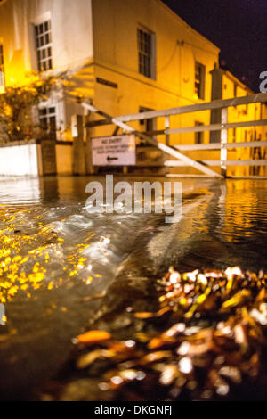 Faversham, Kent, UK, 6. Dezember 2013. Eine Flutwelle, gepaart mit einer Flut verursacht umfangreiche Überschwemmungen in den frühen Stunden des Morgens in Faversham. Bildnachweis: Christopher Briggs/Alamy Live-Nachrichten Stockfoto