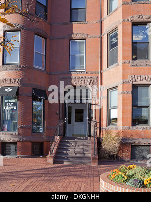 Newbury Street ist eine lebendige Gegend Back Bay in Boston. Stockfoto