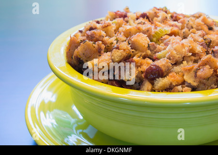 Thanksgiving Day Türkei Füllung mit Maisbrot Sellerie Cranberry in grüne Schüssel auf Holztisch Closeup Stockfoto