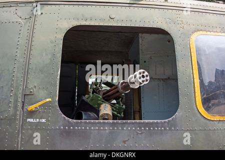 Maschinengewehr auf einem UH - 1H Huey Hubschrauber Stockfoto