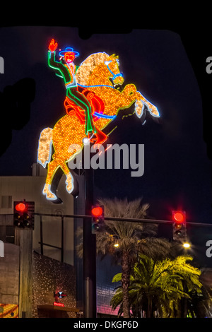 Die legendären Electric Horseman Leuchtreklame aus dem alten Hacienda Casino, an der Ecke der Fremont und Las Vegas Blvd. Stockfoto