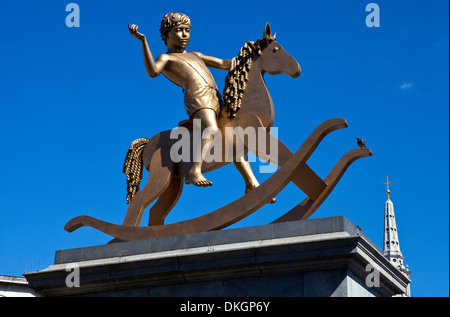 Eine Statue eines jungen auf einem Schaukelpferd (bekannt als machtlos Strukturen) auf vierten Sockel Trafalgar Square in London. Stockfoto