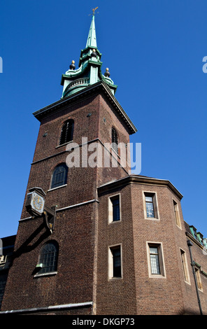 Blickte zu All-Hallows-by-the-Tower in London. Stockfoto