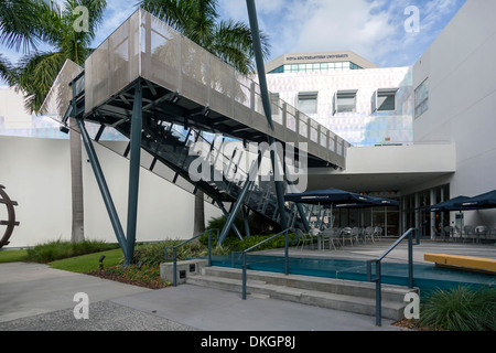 Moderne monumentale Stahltreppe am Haupteingang der Fort Lauderdale Museum of Art in der Innenstadt von Fort Lauderdale, Florida, USA. Stockfoto