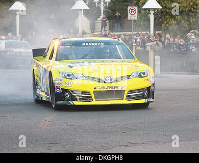Las Vegas, Nevada, USA. 5. Dezember 2013. NASCAR Sprint Cup Series Treiber Matt Kenseth beteiligt sich an der "Ehrenrunde" Burnouts auf 5. Dezember 2013 in NASCAR Champions Woche in Las Vegas, Nevada. Bildnachweis: Marcel Thomas/ZUMAPRESS.com/Alamy Live-Nachrichten Stockfoto