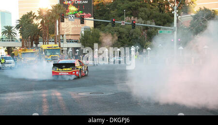 Las Vegas, Nevada, USA. 5. Dezember 2013. NASCAR Sprint Cup Series Treiber Clint Bowyer beteiligt sich an der "Ehrenrunde" Burnouts auf 5. Dezember 2013 in NASCAR Champions Woche in Las Vegas, Nevada. Bildnachweis: Marcel Thomas/ZUMAPRESS.com/Alamy Live-Nachrichten Stockfoto