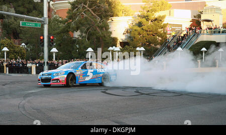 Las Vegas, Nevada, USA. 5. Dezember 2013. NASCAR Sprint Cup Series Treiber Kasey Kahne beteiligt sich an der "Ehrenrunde" Burnouts auf 5. Dezember 2013 in NASCAR Champions Woche in Las Vegas, Nevada. Bildnachweis: Marcel Thomas/ZUMAPRESS.com/Alamy Live-Nachrichten Stockfoto