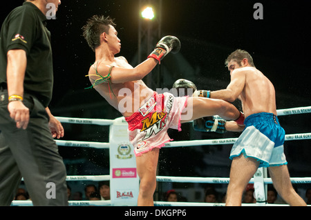 Thai-Boxer tritt seinen Gegner des Königs Geburtstag Max Muay Thai Krieger kämpfen 2013 Stockfoto