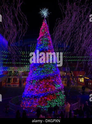 Los Angeles, USA. 5. Dezember 2013. Ein beleuchteter Weihnachtsbaum wird nach einer Zeremonie in den Universal Studios in Hollywood, Los Angeles, Kalifornien, USA, 5. Dezember 2013 gesehen. (Xinhua/Yang Lei/Alamy Live-Nachrichten) Stockfoto