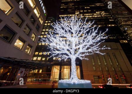 Toronto, Kanada. 5. Dezember 2013. Ein beleuchteter Baum, der für die nahende Weihnachten dekoriert ist sieht man in Toronto, Kanada, 5. Dezember 2013. Bildnachweis: Zou Zheng/Xinhua/Alamy Live-Nachrichten Stockfoto