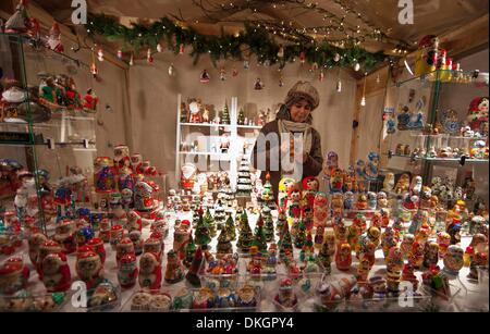 Toronto, Kanada. 5. Dezember 2013. Eine Frau verkauft Weihnachten Kunsthandwerk auf einem Marktplatz in Toronto, Kanada, 5. Dezember 2013. Bildnachweis: Zou Zheng/Xinhua/Alamy Live-Nachrichten Stockfoto