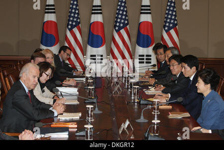 Seoul, Südkorea. 6. Dezember 2013. Südkoreanischen Präsidenten Park Geun-Hye (vorne R) trifft sich mit Besuch US-Vizepräsident Joe Biden bei der Präsidentschafts-blaue Haus in Seoul, Südkorea, 6. Dezember 2013. Bildnachweis: Xinhua/Alamy Live-Nachrichten Stockfoto